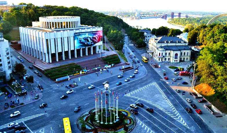 Вид на Европейскую площадь с отеля Днипро